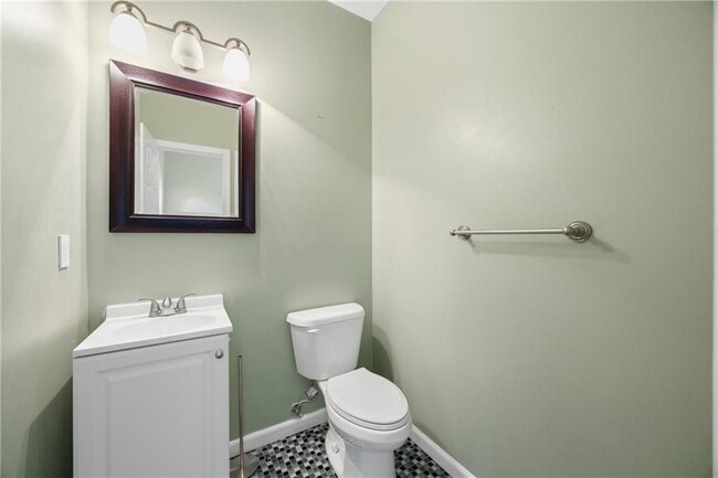Photo - 1650 Huntcrest Way SW