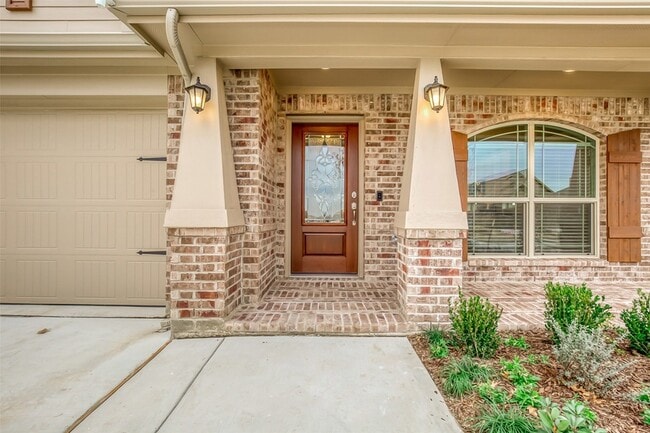 Photo - 638 Devonshire Ln