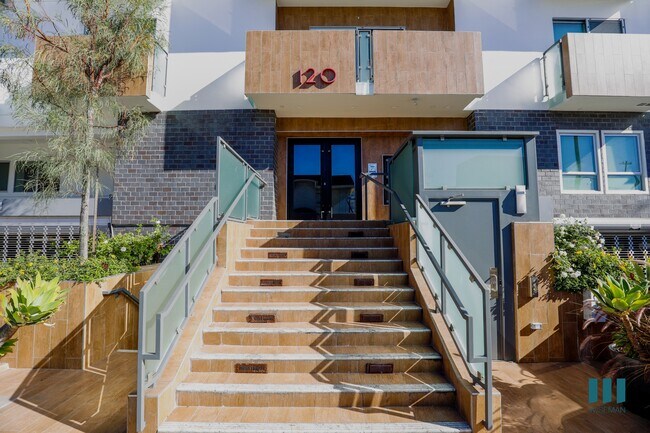 Photo - Orlando on Third by Wiseman