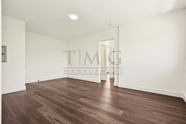 Photo - Freshly Renovated 2 Bed in Andersonville: Separate Kitchen, In-Unit Laundry, Flooded with Sunlight! Unit 1553 - 214