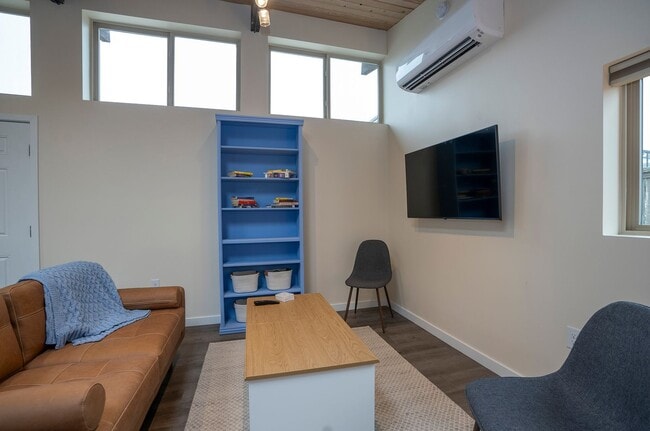 Photo - Fully Furnished Bungalow with Studio Living and Scenic Views in Tacoma!