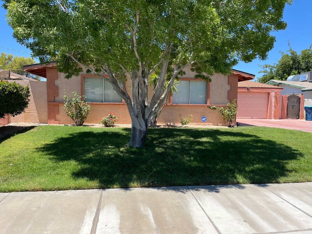 Photo - 305 Norlen St