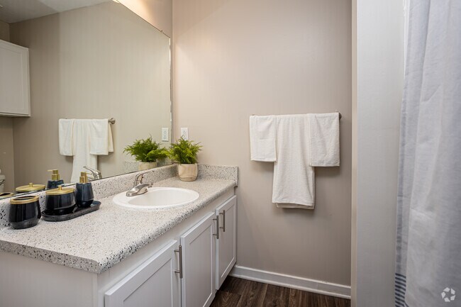 2BR, 2BA - 1,050SF