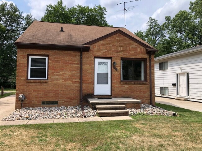 Building Photo - 575 N Hagadorn Rd Rental