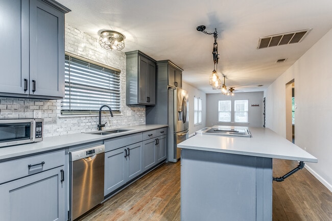 Photo - 326 Simon St