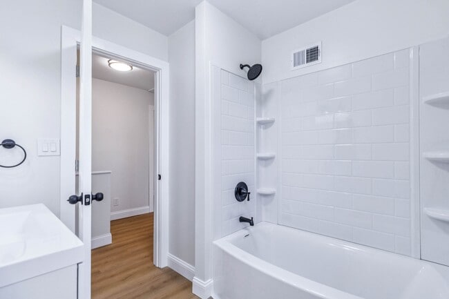 Photo - 3233 Wolcott St