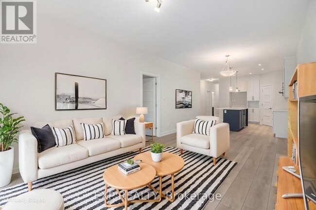 Photo - 914 Chablis Cres