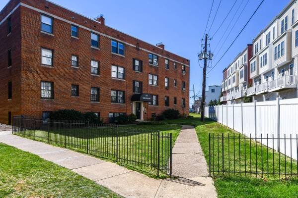 Building Photo - 613 Hamlin St NE