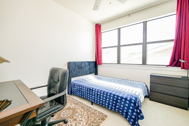 Building Photo - 2401 Crawford St Unit A212