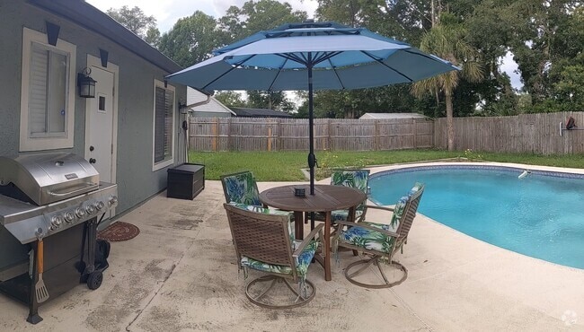 Back patio with pool, dining table and grill - 3718 Powers Ridge Ct Rental