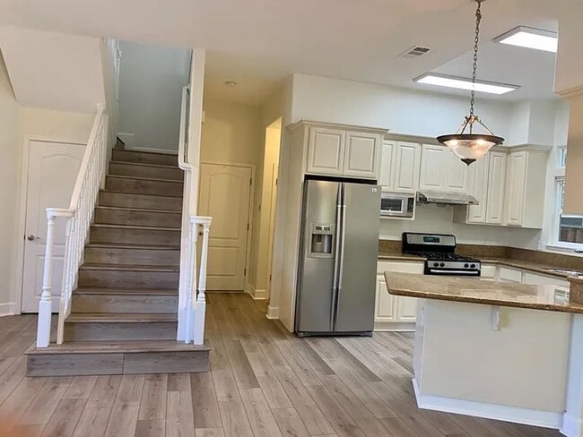 Photo - Beautiful 2 Level Home !!