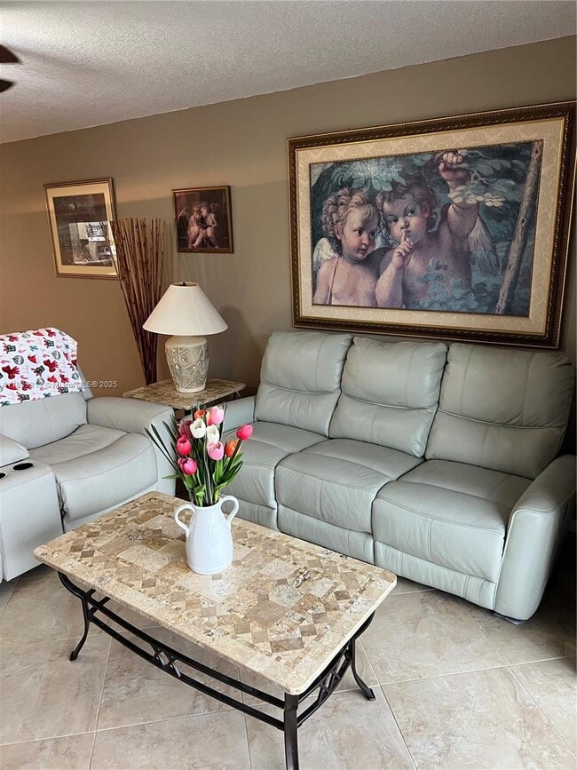 Building Photo - 12550 SW 15th St Unit 307E