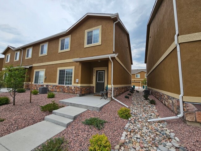 Building Photo - 3 bed-3 bath Townhome with AC!!!