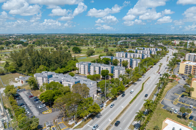 Photo - Las Brisas at Country Club of Miami Apartments
