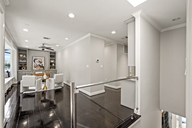 Building Photo - 2607 University Blvd