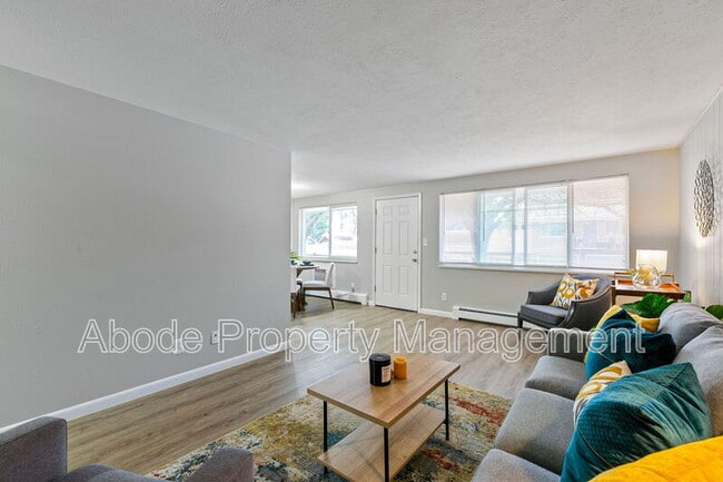 466 W 10th St