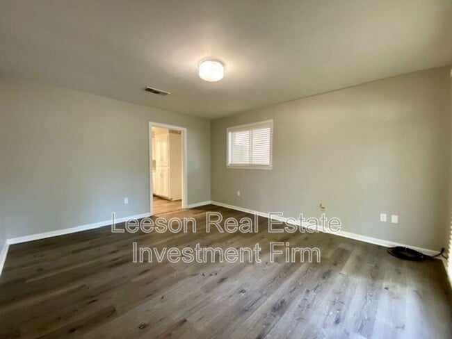 Photo - 845 Elmdale St