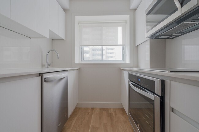 Building Photo - 3435 Rue Drummond Unit 52