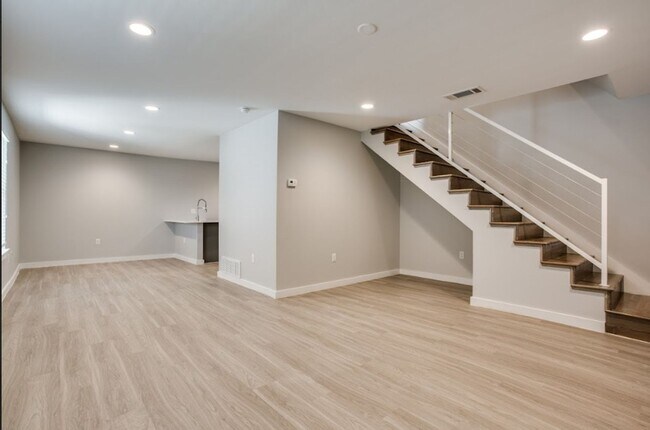 Building Photo - $1699 TownHouse | 8 Weeks free on a 18 month Lease Unit 130