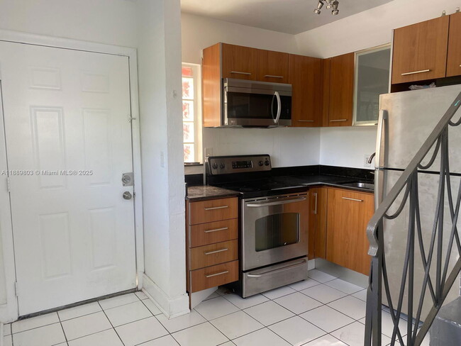 Photo - 421 NE 68th St Unidad 14