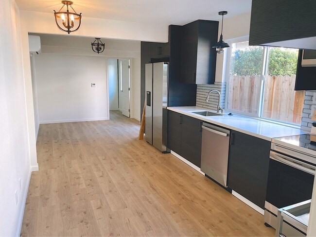 Building Photo - 1008 Ridgeview Dr Unit #2