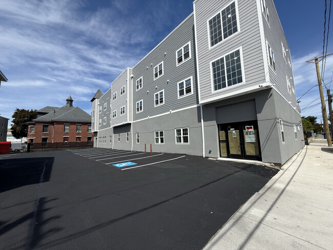 Building Photo - 124 Abbott St Rental