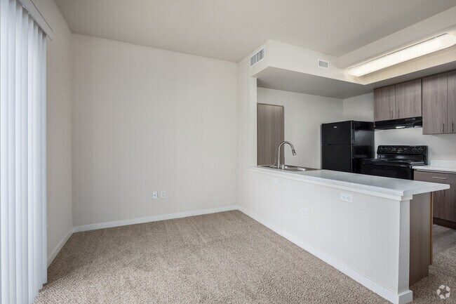 1BR, 1BA - 697SF - Dining Room