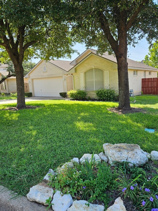 Building Photo - 1002 Woodview Dr