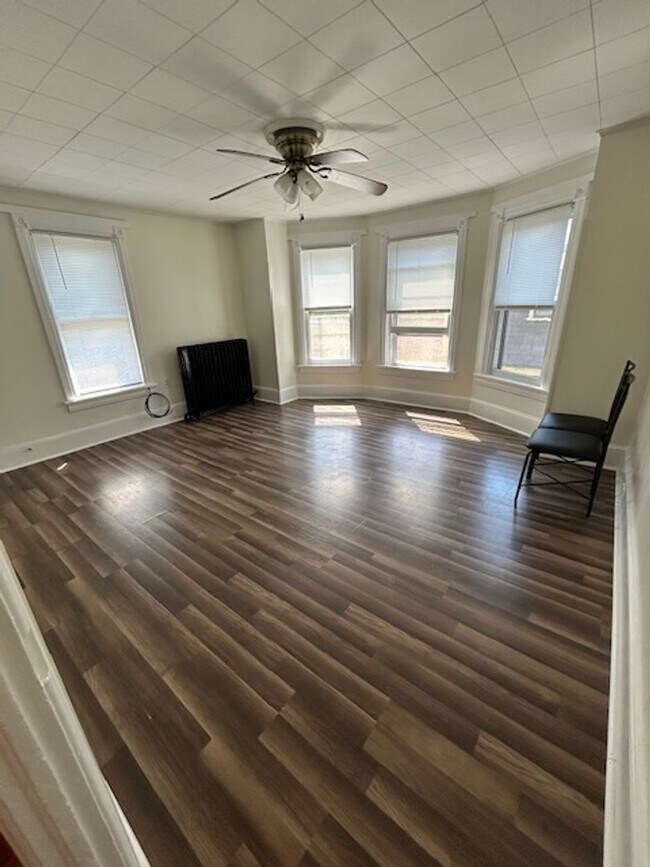 Photo - Spacious 2-Bedroom Apartment with Bonus Room – $850/month Unidad 675 6th Avenue