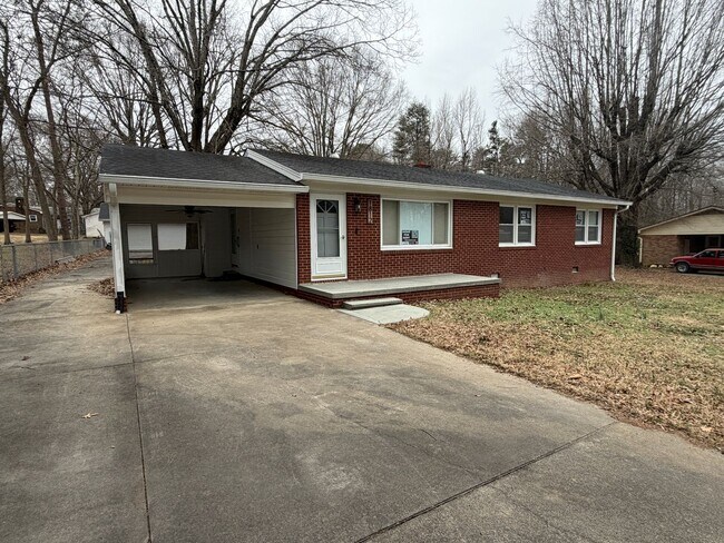 Building Photo - 2 Bedroom 2 Bath Brick rental home in Western Alamance county Fenced Yard 30x40 Garage custom Kit...