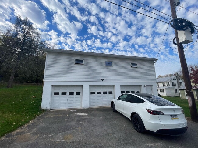 Building Photo - Charming 3-Bed Back House Retreat in Dalmatia, PA – Cozy Comfort Awaits! Unit Back House