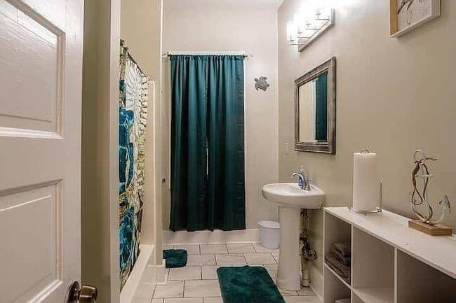 Photo - 825 E 35th St