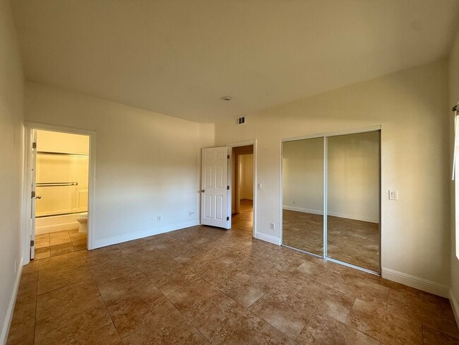 Photo - Spacious 3BR/2BA Condo with Balcony in Lem... Unit 113