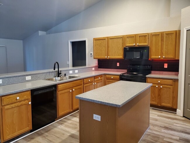 Photo - 445 Reading St