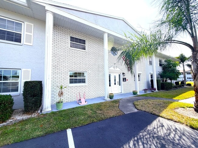 Building Photo - 2/2 STUNNING SEASONAL RENTAL IN SUNNY N. FT. MYERS, FL