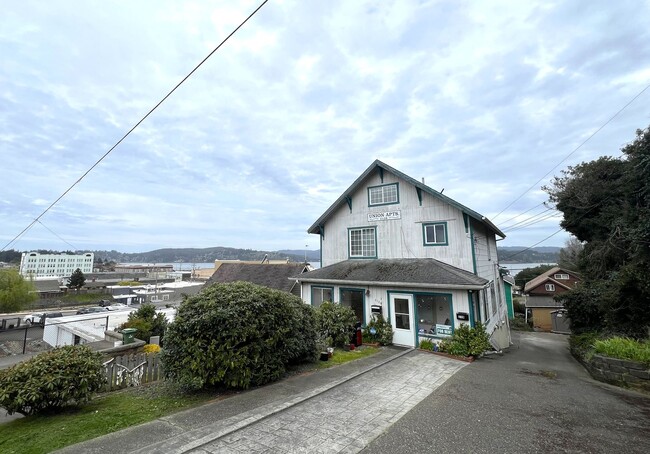 Building Photo - 2129 Unit 1