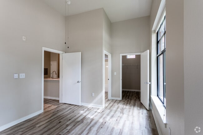 2BR, 2BA - 1,010 SF