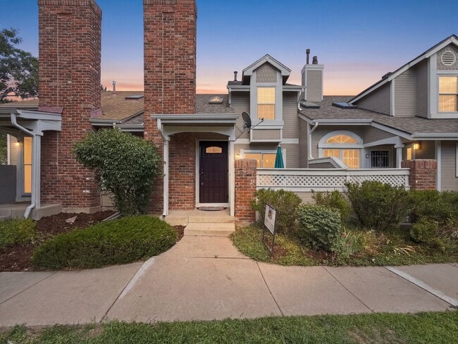 Building Photo - Move-In Ready Townhome!