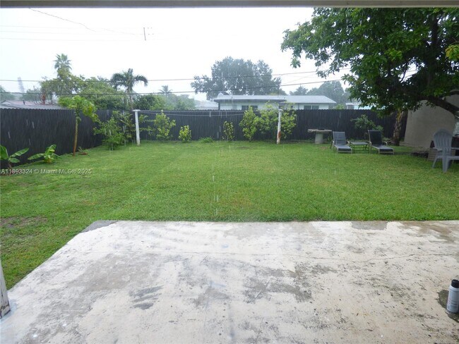 Photo - 19121 NE Miami Ct Unidad #1