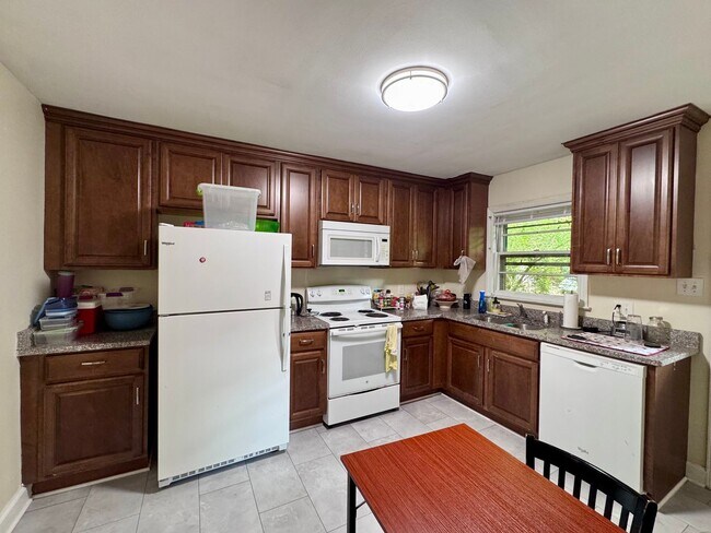 Photo - 909 Dawes St