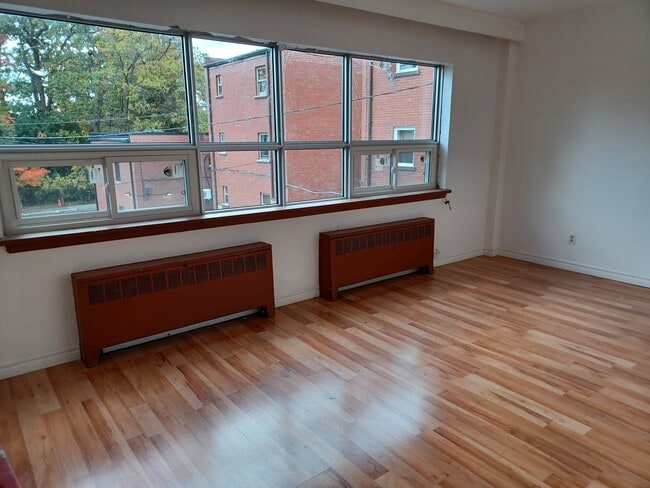 Building Photo - 191 Lakeshore Rd E Unit 10