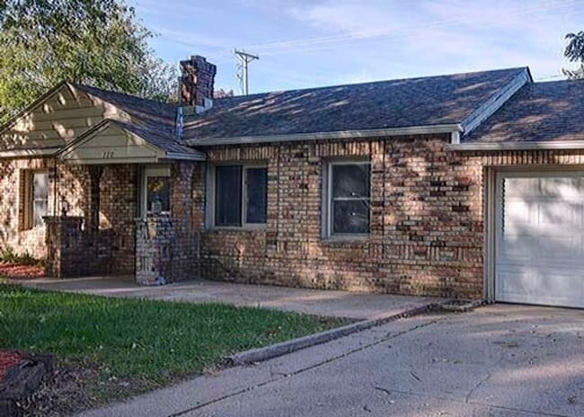 Building Photo - Great Aksarben location!