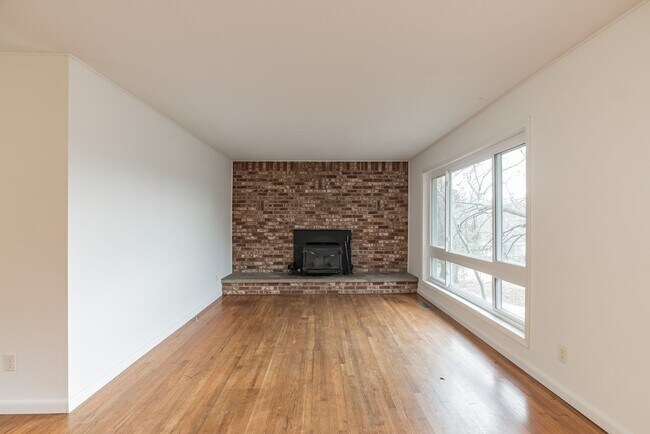 Photo - 1737 E 5th St