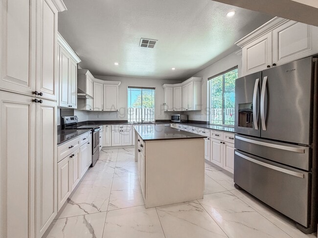 Building Photo - 4207 Queen Anne Dr
