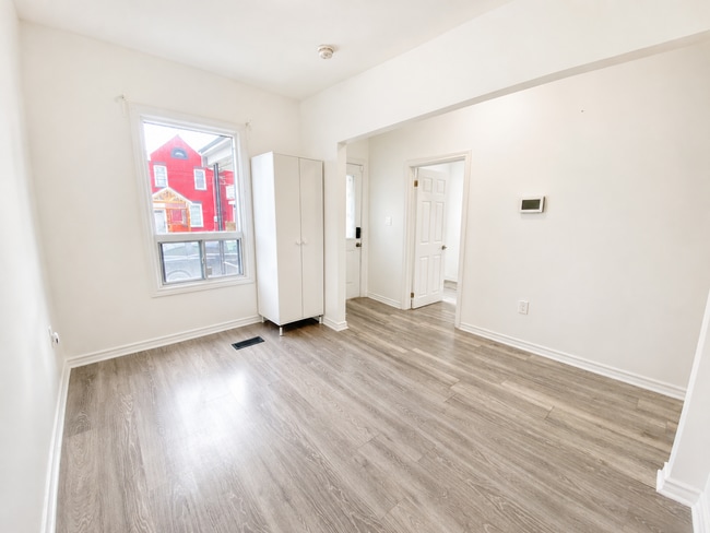 Photo - 227 Catharine St N