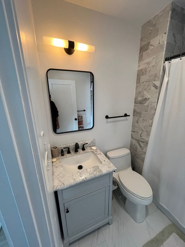 Building Photo - 5 Carlisle St Unit Fully Furnished Room Rental