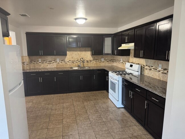 Photo - 430 1/2 W 59th Pl Apartamentos Unidad 430
