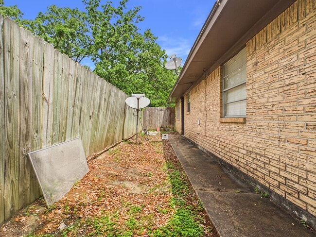 Photo - 2208 Young Pl