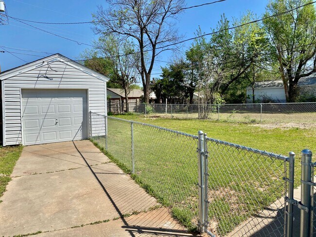 Photo - 709 E Steed Dr