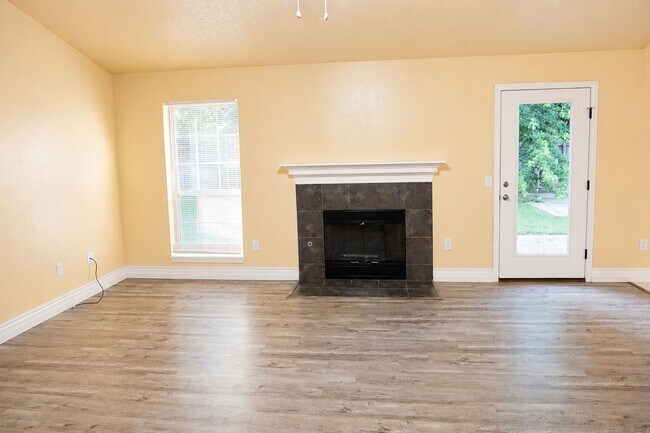 Photo - 3 Bedroom / 2 Bath home in Bentonville - Walk to Bentonville High School!